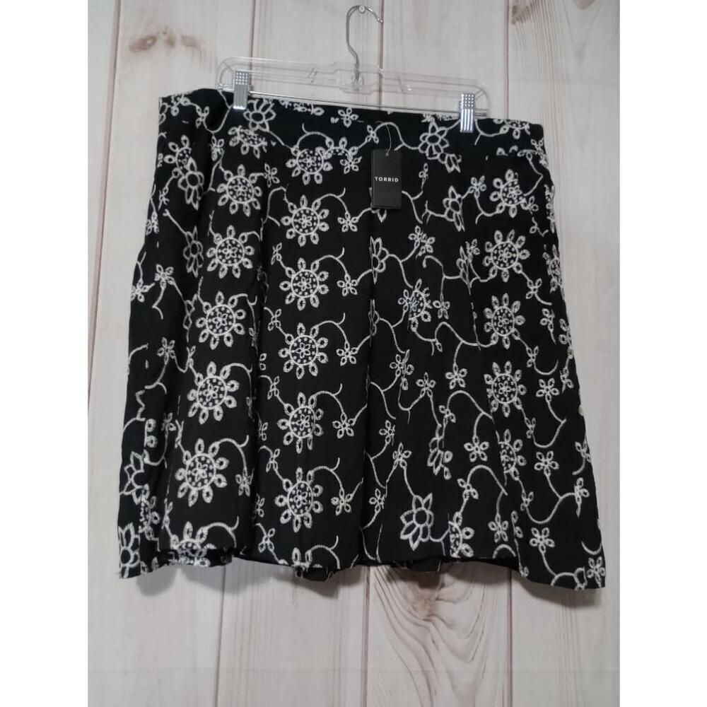 Torrid Mini Eyelet High Waist Aline Skirt‎ Black White Floral Embroidery 18-20